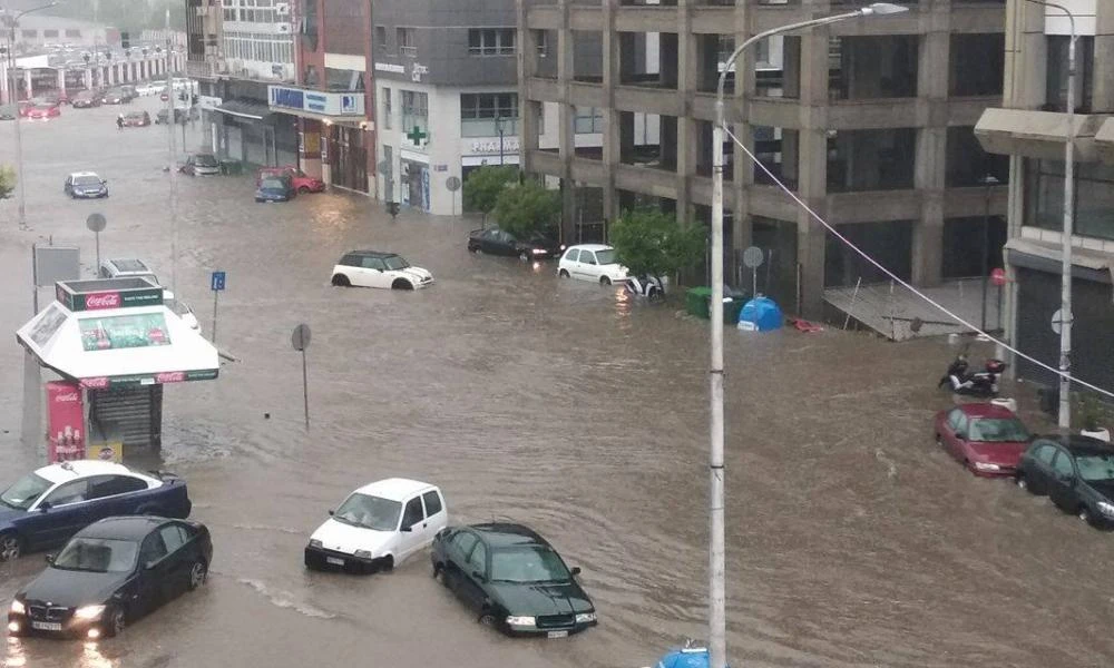 Πλημύρισαν οι δρόμοι της Θεσσαλονίκης λόγω σφοδρής καταιγίδας (Βίντεο)